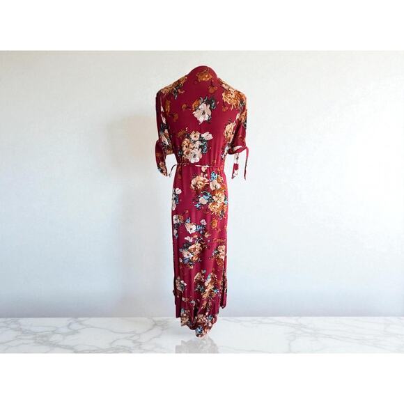 Red floral summer dress. Perfect for the beach or brunch with friends - Picture 2 of 3